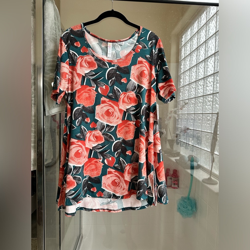 LuLaRoe NWT Medium Perfect T
